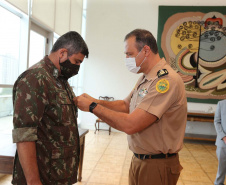 O governador em exercicio Darci Piana entrega nesta quarta-feira (11) a Medalha do Merito da Casa Militar ao lado do  Chefe da Casa Militar Tenente-Coronel Welby Pereira Sales para o Secretário da Segurança Pública do Paraná, coronel Romulo Marinho Soares, Presidente do Tribunal de Justiça, desembargador Adalberto Jorge Xisto Pereira e para o comandante da 5ª Divisão do Exército Brasileiro, general Carlos José Russo Assumpção Penteado.   Curitiba, 27/08/2020 -  Foto: Geraldo Bubniak/AEN