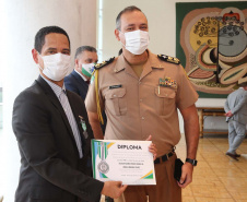 O governador em exercicio Darci Piana entrega nesta quarta-feira (11) a Medalha do Merito da Casa Militar ao lado do  Chefe da Casa Militar Tenente-Coronel Welby Pereira Sales para o Secretário da Segurança Pública do Paraná, coronel Romulo Marinho Soares, Presidente do Tribunal de Justiça, desembargador Adalberto Jorge Xisto Pereira e para o comandante da 5ª Divisão do Exército Brasileiro, general Carlos José Russo Assumpção Penteado.   Curitiba, 27/08/2020 -  Foto: Geraldo Bubniak/AEN