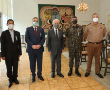 O governador em exercicio Darci Piana entrega nesta quarta-feira (11) a Medalha do Merito da Casa Militar ao lado do  Chefe da Casa Militar Tenente-Coronel Welby Pereira Sales para o Secretário da Segurança Pública do Paraná, coronel Romulo Marinho Soares, Presidente do Tribunal de Justiça, desembargador Adalberto Jorge Xisto Pereira e para o comandante da 5ª Divisão do Exército Brasileiro, general Carlos José Russo Assumpção Penteado.   Curitiba, 27/08/2020 -  Foto: Geraldo Bubniak/AEN