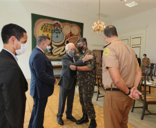 O governador em exercicio Darci Piana entrega nesta quarta-feira (11) a Medalha do Merito da Casa Militar ao lado do  Chefe da Casa Militar Tenente-Coronel Welby Pereira Sales para o Secretário da Segurança Pública do Paraná, coronel Romulo Marinho Soares, Presidente do Tribunal de Justiça, desembargador Adalberto Jorge Xisto Pereira e para o comandante da 5ª Divisão do Exército Brasileiro, general Carlos José Russo Assumpção Penteado.   Curitiba, 27/08/2020 -  Foto: Geraldo Bubniak/AEN