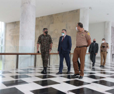 O governador em exercicio Darci Piana entrega nesta quarta-feira (11) a Medalha do Merito da Casa Militar ao lado do  Chefe da Casa Militar Tenente-Coronel Welby Pereira Sales para o Secretário da Segurança Pública do Paraná, coronel Romulo Marinho Soares, Presidente do Tribunal de Justiça, desembargador Adalberto Jorge Xisto Pereira e para o comandante da 5ª Divisão do Exército Brasileiro, general Carlos José Russo Assumpção Penteado.   Curitiba, 27/08/2020 -  Foto: Geraldo Bubniak/AEN