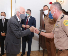 O governador em exercicio Darci Piana entrega nesta quarta-feira (11) a Medalha do Merito da Casa Militar ao lado do  Chefe da Casa Militar Tenente-Coronel Welby Pereira Sales para o Secretário da Segurança Pública do Paraná, coronel Romulo Marinho Soares, Presidente do Tribunal de Justiça, desembargador Adalberto Jorge Xisto Pereira e para o comandante da 5ª Divisão do Exército Brasileiro, general Carlos José Russo Assumpção Penteado.   Curitiba, 27/08/2020 -  Foto: Geraldo Bubniak/AEN