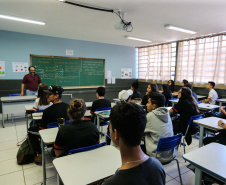 Em menos de 24 horas, número de inscritos se aproxima do total de vagas que o edital prevê. Provas serão realizadas no dia 13 de dezembro, nas cidades-sede dos Núcleos Regionais de Educação.
