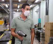 FEITO NO PARANA - Lizze equipamentos , empresa de comercialização de produtos para salão. Produtos profissionais como secadores, pranchas e máquinas de corte. Campo Mourao 08/10/2020 - Foto: Geraldo Bubniak/AEN