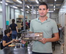 FEITO NO PARANA - Lizze equipamentos , empresa de comercialização de produtos para salão. Produtos profissionais como secadores, pranchas e máquinas de corte. Sidimar Rocha dos Santos, Sócio Fundador da Lizze e Petlizze Equipamentos.Campo Mourao 08/10/2020 - Foto: Geraldo Bubniak/AEN