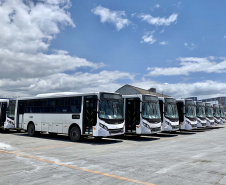 O maior embarque de ônibus da história do Porto de Paranaguá acontece nesta sexta-feira (13). Em um único lote, o navio Maestro Universe volta carrega 155 unidades. Os veículos de transporte coletivo serão levados para os portos de Boma, no Congo, e Luanda, em Angola. A previsão é que zarpe para a África no início da tarde. A viagem deve durar entre dez e 13 dias até os destinos. Foto: Claudio Neves
