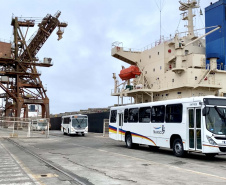 O maior embarque de ônibus da história do Porto de Paranaguá acontece nesta sexta-feira (13). Em um único lote, o navio Maestro Universe volta carrega 155 unidades. Os veículos de transporte coletivo serão levados para os portos de Boma, no Congo, e Luanda, em Angola. A previsão é que zarpe para a África no início da tarde. A viagem deve durar entre dez e 13 dias até os destinos. Foto: Claudio Neves