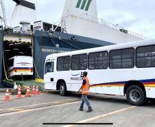 O maior embarque de ônibus da história do Porto de Paranaguá acontece nesta sexta-feira (13). Em um único lote, o navio Maestro Universe volta carrega 155 unidades. Os veículos de transporte coletivo serão levados para os portos de Boma, no Congo, e Luanda, em Angola. A previsão é que zarpe para a África no início da tarde. A viagem deve durar entre dez e 13 dias até os destinos. Foto: Claudio Neves