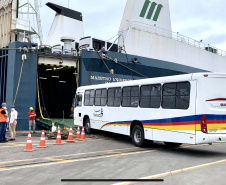 O maior embarque de ônibus da história do Porto de Paranaguá acontece nesta sexta-feira (13). Em um único lote, o navio Maestro Universe volta carrega 155 unidades. Os veículos de transporte coletivo serão levados para os portos de Boma, no Congo, e Luanda, em Angola. A previsão é que zarpe para a África no início da tarde. A viagem deve durar entre dez e 13 dias até os destinos. Foto: Claudio Neves