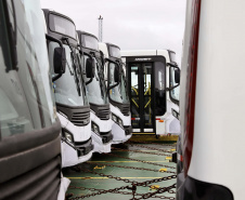 O maior embarque de ônibus da história do Porto de Paranaguá acontece nesta sexta-feira (13). Em um único lote, o navio Maestro Universe volta carrega 155 unidades. Os veículos de transporte coletivo serão levados para os portos de Boma, no Congo, e Luanda, em Angola. A previsão é que zarpe para a África no início da tarde. A viagem deve durar entre dez e 13 dias até os destinos. Foto: Claudio Neves