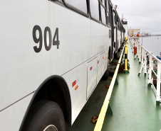 O maior embarque de ônibus da história do Porto de Paranaguá acontece nesta sexta-feira (13). Em um único lote, o navio Maestro Universe volta carrega 155 unidades. Os veículos de transporte coletivo serão levados para os portos de Boma, no Congo, e Luanda, em Angola. A previsão é que zarpe para a África no início da tarde. A viagem deve durar entre dez e 13 dias até os destinos. Foto: Claudio Neves