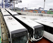 O maior embarque de ônibus da história do Porto de Paranaguá acontece nesta sexta-feira (13). Em um único lote, o navio Maestro Universe volta carrega 155 unidades. Os veículos de transporte coletivo serão levados para os portos de Boma, no Congo, e Luanda, em Angola. A previsão é que zarpe para a África no início da tarde. A viagem deve durar entre dez e 13 dias até os destinos. Foto: Claudio Neves