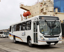 O maior embarque de ônibus da história do Porto de Paranaguá acontece nesta sexta-feira (13). Em um único lote, o navio Maestro Universe volta carrega 155 unidades. Os veículos de transporte coletivo serão levados para os portos de Boma, no Congo, e Luanda, em Angola. A previsão é que zarpe para a África no início da tarde. A viagem deve durar entre dez e 13 dias até os destinos. Foto: Claudio Neves
