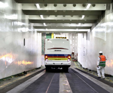 O maior embarque de ônibus da história do Porto de Paranaguá acontece nesta sexta-feira (13). Em um único lote, o navio Maestro Universe volta carrega 155 unidades. Os veículos de transporte coletivo serão levados para os portos de Boma, no Congo, e Luanda, em Angola. A previsão é que zarpe para a África no início da tarde. A viagem deve durar entre dez e 13 dias até os destinos. Foto: Claudio Neves