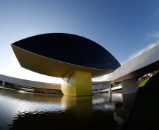 Obras e artistas de Luz &#8773; Matéria são destaques no MON.