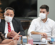 Representantes da APP-Sindicato e professores estiveram reunidos nesta terça-feira (17) na Casa Civil do Governo do Estado para tratar de demandas específicas dos funcionários temporários, contratados pelo regime de Processo Seletivo Simplificado (PSS). Participaram da reunião o chefe da Casa Civil, Guto Silva; o diretor-geral da Secretaria de Estado da Educação, Glaucio Dias, e o líder do governo na Assembleia Legislativa, deputado Hussein Bakri. Foto:AEN
