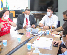 Representantes da APP-Sindicato e professores estiveram reunidos nesta terça-feira (17) na Casa Civil do Governo do Estado para tratar de demandas específicas dos funcionários temporários, contratados pelo regime de Processo Seletivo Simplificado (PSS). Participaram da reunião o chefe da Casa Civil, Guto Silva; o diretor-geral da Secretaria de Estado da Educação, Glaucio Dias, e o líder do governo na Assembleia Legislativa, deputado Hussein Bakri. Foto:AEN