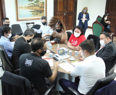Representantes da APP-Sindicato e professores estiveram reunidos nesta terça-feira (17) na Casa Civil do Governo do Estado para tratar de demandas específicas dos funcionários temporários, contratados pelo regime de Processo Seletivo Simplificado (PSS). Participaram da reunião o chefe da Casa Civil, Guto Silva; o diretor-geral da Secretaria de Estado da Educação, Glaucio Dias, e o líder do governo na Assembleia Legislativa, deputado Hussein Bakri. Foto:AEN
