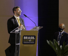 Os desafios em tempos de pandemia e a experiência dos portos do Paraná no combate à crise foram destaque no Fórum Nacional de Logística e Infraestrutura Portuária – Brasil Export, que acontece nesta segunda (23) e terça-feira (24), em Brasília. O evento reúne autoridades do setor, empresários e usuários de todo o país.  Foto:Forum Brasil Export