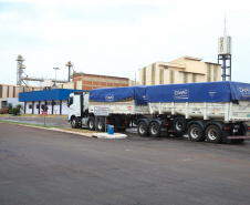 FEITO NO PARANA -  Coamo  cooperativa agro-industrial , a maior cooperativa da América Latina, com sede em Campo Mourão. Tem na linha alimentícia as marcas Primê, Sollus, Dualis e Anniela produz óleo de soja refinado, café torrado e moído, margarinas, farinha de trigo e gordura vegetal hidrogenada. 09/10/2020 -  Foto: Geraldo Bubniak/AEN