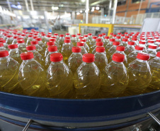 FEITO NO PARANA -  Coamo  cooperativa agro-industrial , a maior cooperativa da América Latina, com sede em Campo Mourão. Tem na linha alimentícia as marcas Primê, Sollus, Dualis e Anniela produz óleo de soja refinado, café torrado e moído, margarinas, farinha de trigo e gordura vegetal hidrogenada. 09/10/2020 -  Foto: Geraldo Bubniak/AEN