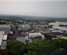 FEITO NO PARANA -  Coamo  cooperativa agro-industrial , a maior cooperativa da América Latina, com sede em Campo Mourão. Tem na linha alimentícia as marcas Primê, Sollus, Dualis e Anniela produz óleo de soja refinado, café torrado e moído, margarinas, farinha de trigo e gordura vegetal hidrogenada. 09/10/2020 -  Foto: Geraldo Bubniak/AEN