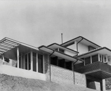 O Museu Oscar Niemeyer (MON) leva a exposição “Artigas, nos Pormenores um Universo” a Ponta Grossa, num projeto de itinerância. A mostra reúne maquetes do arquiteto curitibano João Batista Vilanova Artigas (1915-1985) e poderá ser vista a partir do dia 26 de novembro, no Museu Campos Gerais.
