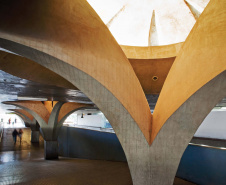 O Museu Oscar Niemeyer (MON) leva a exposição “Artigas, nos Pormenores um Universo” a Ponta Grossa, num projeto de itinerância. A mostra reúne maquetes do arquiteto curitibano João Batista Vilanova Artigas (1915-1985) e poderá ser vista a partir do dia 26 de novembro, no Museu Campos Gerais.
