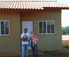 Quarenta famílias de Marmeleiro, município na região Sudoeste do Paraná, realizaram nesta quarta-feira (25) o sonho da casa própria. Elas foram beneficiadas por um projeto habitacional do Governo do Estado, feito em parceria com a prefeitura, com investimentos de aproximadamente R$ 2,6 milhões. Foto: Cohapar