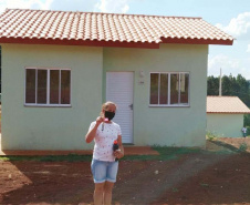 Quarenta famílias de Marmeleiro, município na região Sudoeste do Paraná, realizaram nesta quarta-feira (25) o sonho da casa própria. Elas foram beneficiadas por um projeto habitacional do Governo do Estado, feito em parceria com a prefeitura, com investimentos de aproximadamente R$ 2,6 milhões. Foto: Cohapar