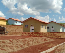 Quarenta famílias de Marmeleiro, município na região Sudoeste do Paraná, realizaram nesta quarta-feira (25) o sonho da casa própria. Elas foram beneficiadas por um projeto habitacional do Governo do Estado, feito em parceria com a prefeitura, com investimentos de aproximadamente R$ 2,6 milhões. Foto: Cohapar