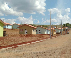 Quarenta famílias de Marmeleiro, município na região Sudoeste do Paraná, realizaram nesta quarta-feira (25) o sonho da casa própria. Elas foram beneficiadas por um projeto habitacional do Governo do Estado, feito em parceria com a prefeitura, com investimentos de aproximadamente R$ 2,6 milhões. Foto: Cohapar
