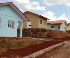 Quarenta famílias de Marmeleiro, município na região Sudoeste do Paraná, realizaram nesta quarta-feira (25) o sonho da casa própria. Elas foram beneficiadas por um projeto habitacional do Governo do Estado, feito em parceria com a prefeitura, com investimentos de aproximadamente R$ 2,6 milhões. Foto: Cohapar