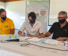 A Superintendência estadual do Esporte e a Federação do Desporto Escolar do Paraná assinaram nesta quarta-feira (25) um termo de cooperação que irá potencializar o esporte escolar do Estado.
Foto: Superintendência do Esporte