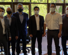 O governador Carlos Massa Ratinho Junior se reuniu nesta quarta-feira (25) com presidentes de cooperativas e de uma agroindústria para discutir projetos de infraestrutura, o cenário da economia e os investimentos planejados pelo agronegócio para os próximos anos, na cadeia de grãos e de carne. Foto: /AEN