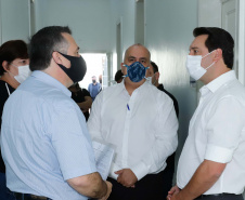 O governador Carlos Massa Ratinho Junior e o secretário de Estado da Saúde, Beto Preto, visitaram nesta quarta-feira (25) o Hospital de Dermatologia Sanitária do Paraná (HDSPR), em Piraquara. 