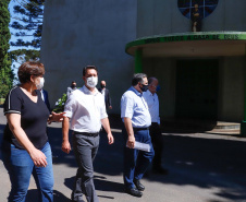 O governador Carlos Massa Ratinho Junior e o secretário de Estado da Saúde, Beto Preto, visitaram nesta quarta-feira (25) o Hospital de Dermatologia Sanitária do Paraná (HDSPR), em Piraquara. 