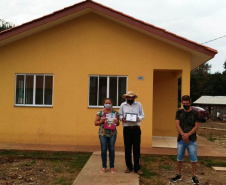  Nesta quinta-feira (26), dezessete famílias de Salgado Filho que viviam em condições precárias ou que pagavam aluguel conquistaram uma casa própria sem precisar pagar nada por isso. A construção do residencial na cidade, na região Sudoeste, recebeu R$ 1,1 milhão de investimento do Governo do Estado, por meio de um financiamento internacional obtido junto ao BID, em um trabalho integrado da Cohapar, Secretaria da Justiça, Família e Trabalho e prefeitura. (Foto: Eduardo Cioatto / Cohapar)