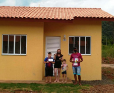  Nesta quinta-feira (26), dezessete famílias de Salgado Filho que viviam em condições precárias ou que pagavam aluguel conquistaram uma casa própria sem precisar pagar nada por isso. A construção do residencial na cidade, na região Sudoeste, recebeu R$ 1,1 milhão de investimento do Governo do Estado, por meio de um financiamento internacional obtido junto ao BID, em um trabalho integrado da Cohapar, Secretaria da Justiça, Família e Trabalho e prefeitura. (Foto: Eduardo Cioatto / Cohapar)