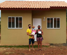  Nesta quinta-feira (26), dezessete famílias de Salgado Filho que viviam em condições precárias ou que pagavam aluguel conquistaram uma casa própria sem precisar pagar nada por isso. A construção do residencial na cidade, na região Sudoeste, recebeu R$ 1,1 milhão de investimento do Governo do Estado, por meio de um financiamento internacional obtido junto ao BID, em um trabalho integrado da Cohapar, Secretaria da Justiça, Família e Trabalho e prefeitura. (Foto: Eduardo Cioatto / Cohapar)