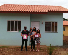  Nesta quinta-feira (26), dezessete famílias de Salgado Filho que viviam em condições precárias ou que pagavam aluguel conquistaram uma casa própria sem precisar pagar nada por isso. A construção do residencial na cidade, na região Sudoeste, recebeu R$ 1,1 milhão de investimento do Governo do Estado, por meio de um financiamento internacional obtido junto ao BID, em um trabalho integrado da Cohapar, Secretaria da Justiça, Família e Trabalho e prefeitura. (Foto: Eduardo Cioatto / Cohapar)