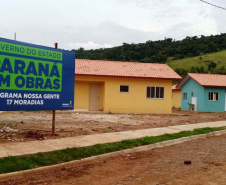 Nesta quinta-feira (26), dezessete famílias de Salgado Filho que viviam em condições precárias ou que pagavam aluguel conquistaram uma casa própria sem precisar pagar nada por isso. A construção do residencial na cidade, na região Sudoeste, recebeu R$ 1,1 milhão de investimento do Governo do Estado, por meio de um financiamento internacional obtido junto ao BID, em um trabalho integrado da Cohapar, Secretaria da Justiça, Família e Trabalho e prefeitura. (Foto: Eduardo Cioatto / Cohapar)