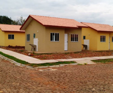  Nesta quinta-feira (26), dezessete famílias de Salgado Filho que viviam em condições precárias ou que pagavam aluguel conquistaram uma casa própria sem precisar pagar nada por isso. A construção do residencial na cidade, na região Sudoeste, recebeu R$ 1,1 milhão de investimento do Governo do Estado, por meio de um financiamento internacional obtido junto ao BID, em um trabalho integrado da Cohapar, Secretaria da Justiça, Família e Trabalho e prefeitura. (Foto: Eduardo Cioatto / Cohapar)