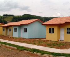  Nesta quinta-feira (26), dezessete famílias de Salgado Filho que viviam em condições precárias ou que pagavam aluguel conquistaram uma casa própria sem precisar pagar nada por isso. A construção do residencial na cidade, na região Sudoeste, recebeu R$ 1,1 milhão de investimento do Governo do Estado, por meio de um financiamento internacional obtido junto ao BID, em um trabalho integrado da Cohapar, Secretaria da Justiça, Família e Trabalho e prefeitura. (Foto: Eduardo Cioatto / Cohapar)