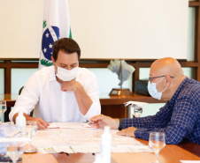 O Governo do Estado recebeu nesta quinta-feira (26) o projeto executivo de uma ponte de 280 metros sobre o Rio Ivaí, entre Santa Cruz de Monte Castelo e Ivaté, no Noroeste do Paraná. O investimento de R$ 300 mil foi viabilizado pela cooperativa Cocamar em parceria com as prefeituras dos dois municípios. O objetivo do projeto é viabilizar a expansão da produção de soja e milho na região, gerando novos empregos e desenvolvimento econômico.
