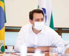 O Governo do Estado recebeu nesta quinta-feira (26) o projeto executivo de uma ponte de 280 metros sobre o Rio Ivaí, entre Santa Cruz de Monte Castelo e Ivaté, no Noroeste do Paraná. O investimento de R$ 300 mil foi viabilizado pela cooperativa Cocamar em parceria com as prefeituras dos dois municípios. O objetivo do projeto é viabilizar a expansão da produção de soja e milho na região, gerando novos empregos e desenvolvimento econômico.