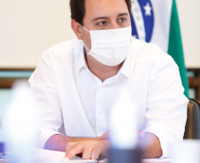 O Governo do Estado recebeu nesta quinta-feira (26) o projeto executivo de uma ponte de 280 metros sobre o Rio Ivaí, entre Santa Cruz de Monte Castelo e Ivaté, no Noroeste do Paraná. O investimento de R$ 300 mil foi viabilizado pela cooperativa Cocamar em parceria com as prefeituras dos dois municípios. O objetivo do projeto é viabilizar a expansão da produção de soja e milho na região, gerando novos empregos e desenvolvimento econômico.