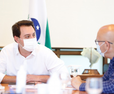 O Governo do Estado recebeu nesta quinta-feira (26) o projeto executivo de uma ponte de 280 metros sobre o Rio Ivaí, entre Santa Cruz de Monte Castelo e Ivaté, no Noroeste do Paraná. O investimento de R$ 300 mil foi viabilizado pela cooperativa Cocamar em parceria com as prefeituras dos dois municípios. O objetivo do projeto é viabilizar a expansão da produção de soja e milho na região, gerando novos empregos e desenvolvimento econômico.