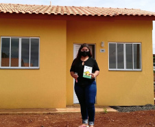 Representantes do Governo do Estado e da Prefeitura de Coronel Vivida entregaram nesta sexta-feira (27) as chaves de 21 casas a famílias que viviam em situação de vulnerabilidade social na cidade. Com a conclusão do empreendimento, chega a 78 o número de moradias populares entregues na região Sudoeste do Paraná apenas nesta semana. Foto: Eduardo Cioatto / Cohapar
