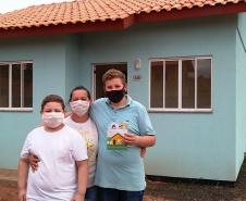 Representantes do Governo do Estado e da Prefeitura de Coronel Vivida entregaram nesta sexta-feira (27) as chaves de 21 casas a famílias que viviam em situação de vulnerabilidade social na cidade. Com a conclusão do empreendimento, chega a 78 o número de moradias populares entregues na região Sudoeste do Paraná apenas nesta semana. Foto: Eduardo Cioatto / Cohapar